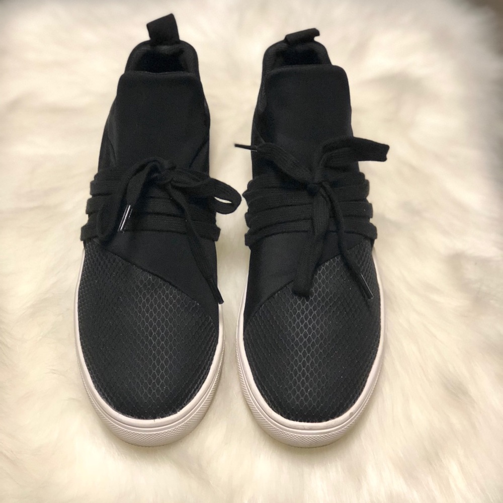 Steve Madden Lancer Sneaker in Black!